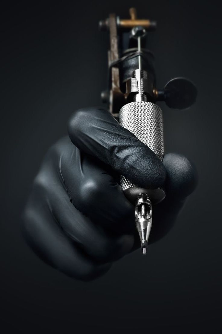 LayLow tattoo machine in black glove